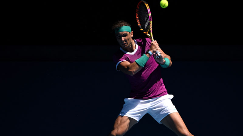 Rafael Nadal responde ante Yannick Hanfmann en el Abierto de Australia. Foto: EFE