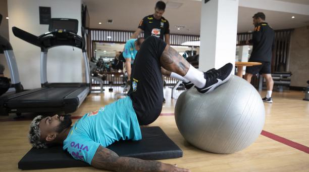 Los jugadores de Brasil realizaron ejercicios en el gimnasio del hotel donde están alojados. FOTO: CBF