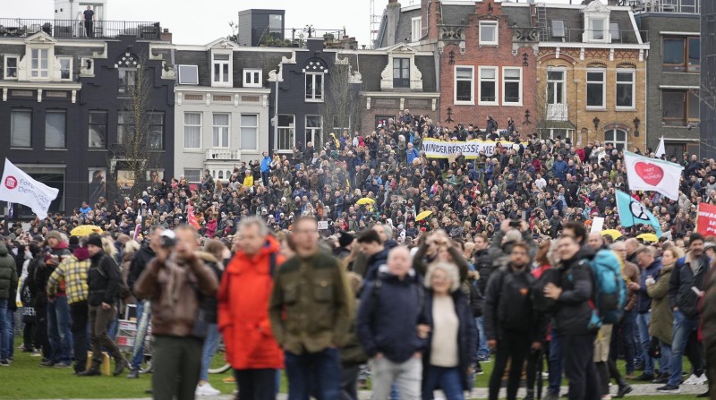 Disturbios en Ámsterdam tras las restricciones aplicadas por la pandemia de covid-19. Foto: EFE/EPA/Phil Nijhuis