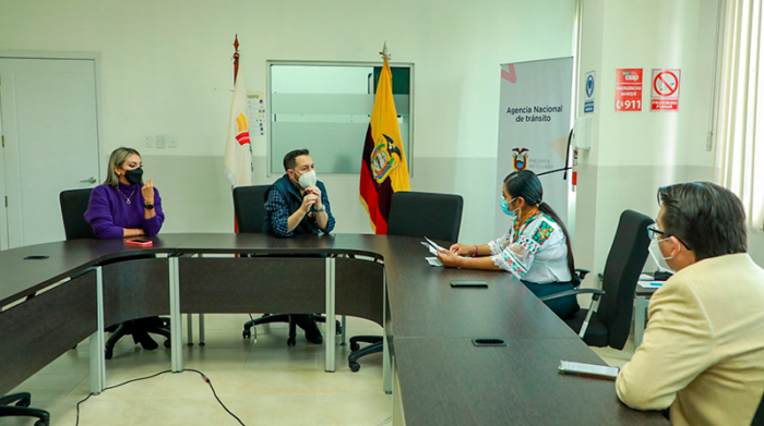 Adrián Castro, director de la ANT, habló con la asambleísta Dina Farinango sobre el proceso de suspensión de rutas y frecuencias a buses. Foto: Twitter @ANT_ECUADOR