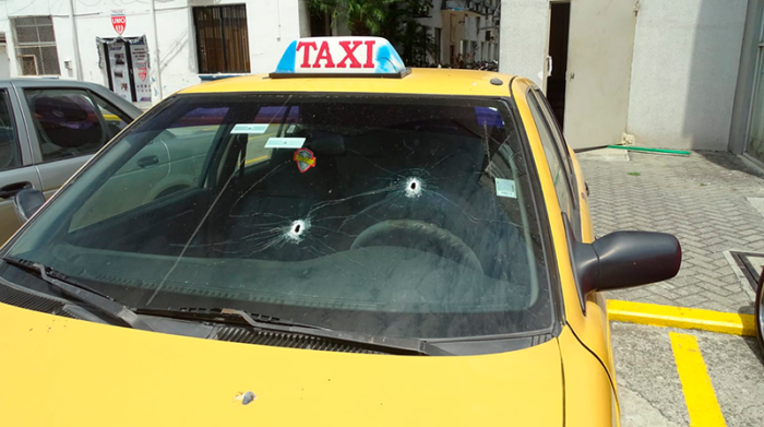 Los atacantes dispararon contra un vehículo tipo taxi en el que se movilizaban policías de civil, en labores de inteligencia. Foto: Cortesía Policía Nacional