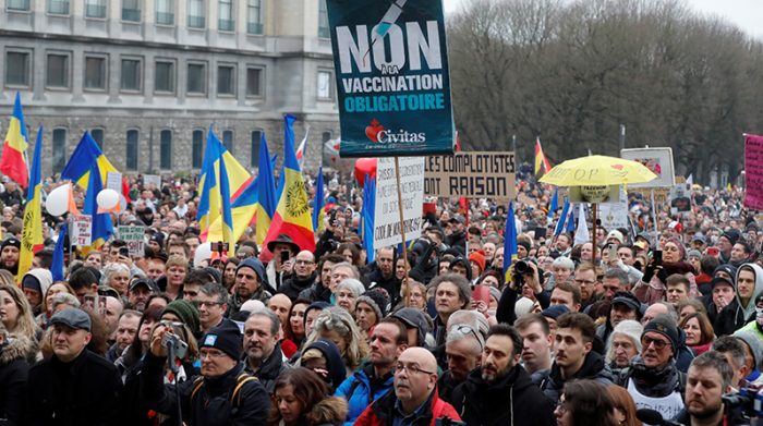 Personas participaron en una protesta contra las medidas europeas contra el coronavirus, en Bruselas, Bélgica, el 23 de enero de 2022. Foto: EFE
