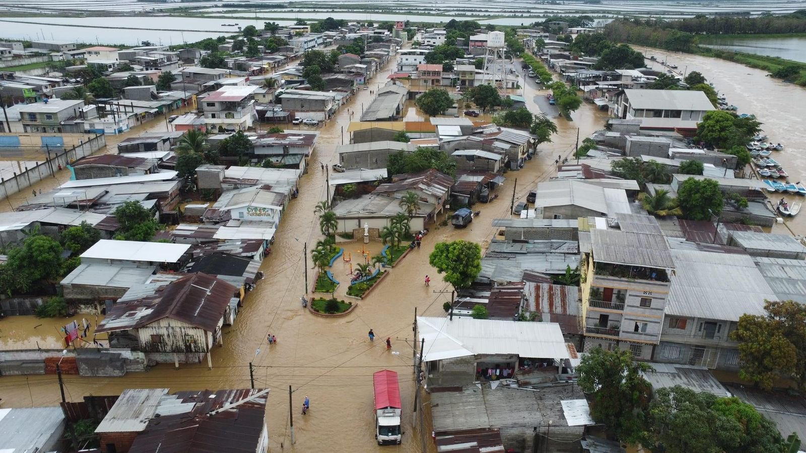 El sector Balao Grande, a la altura del estadio del cantón Balao, fue afectado por fuertes inundaciones entre la madrugada y la mañana de este viernes 28 de enero del 2022. Foto: Cortesía @LaEngracia