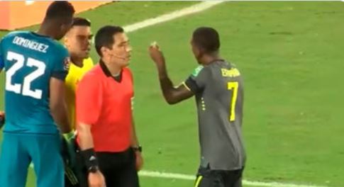 Domínguez le recriminó a Falcao después de que este le gritara un gol en la cara. Foto: Captura de pantalla