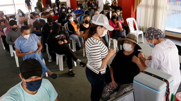 Los quiteños también salieron a buscar lugares de vacunación, como el Centro Deportivo de Iñaquito. Foto: Diego Pallero / EL COMERCIO