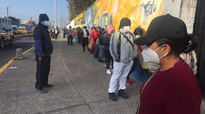 Personas con síntomas de covid-19 y ciudadanos que buscan el refuerzo coincidieron en el centro de vacunación de Calderón, en Quito. Foto: Diego Bravo/ EL COMERCIO