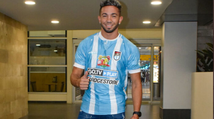 El uruguayo Mauro Da Luz ya se puso la camiseta del 9 de Octubre. Foto: Twitter 9 de Octubre
