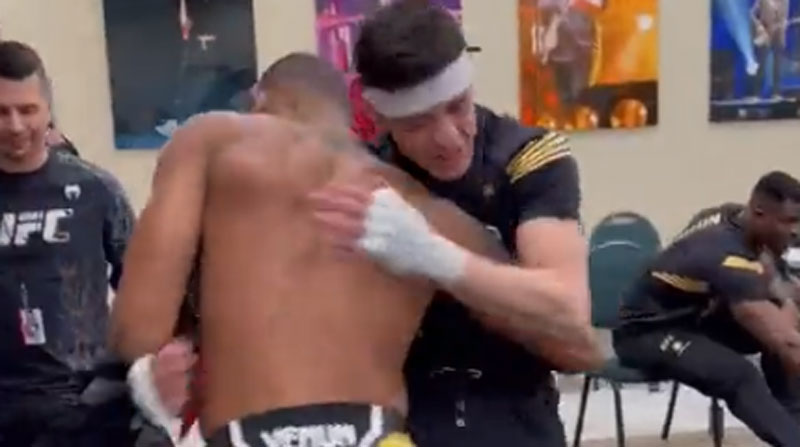 Michael Morales (izq.) se abraza con el mexicano Brandon Moreno la noche del 22 de enero del 2022 en la UFC. Foto; Twitter @UFCEspanol