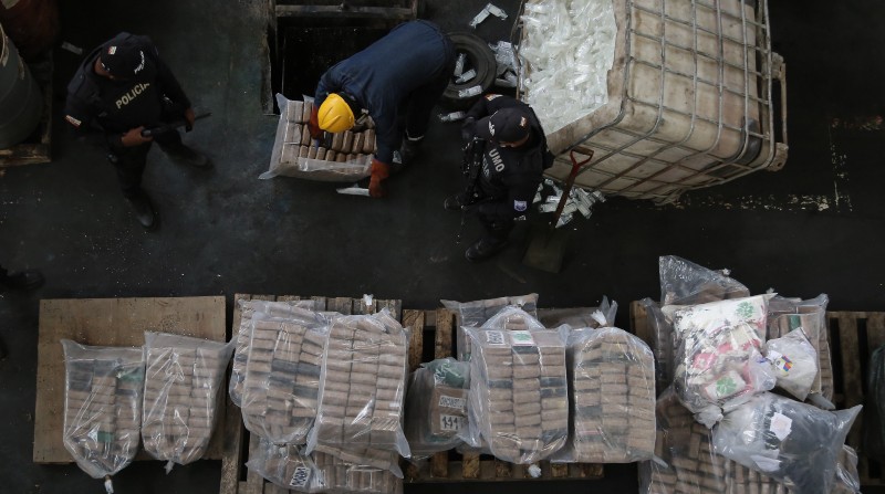 Una tonelada de cocaína, decomisada en varios operativos por la Policía Antinarcóticos, fue destruida e incinerada en una localidad de Quito. Foto: Diego Pallero / El Comercio