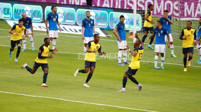 Los brasileños miran con asombro el festejo del gol que anotó Ecuador, con el que emparejaron el partido. Foto: Patricio Terán/ EL COMERCIO