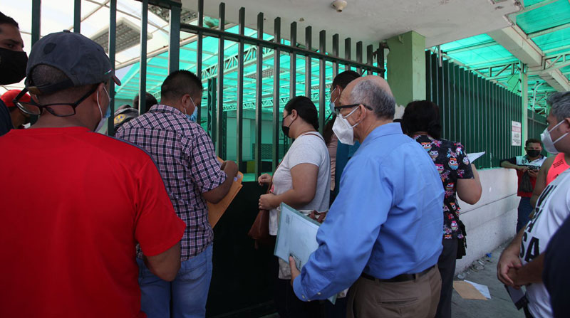 Centenas de personas acudieron este jueves 6 de enero del 2022 a canjear certificados de descanso médico en el dispensario de la Martha de Roldós, en el norte de Guayaquil. Foto: Enrique Pesantes / EL COMERCIO