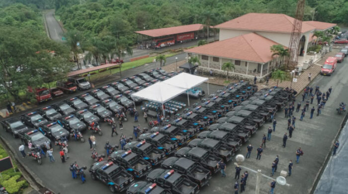 La alcaldesa Cynthia Viteri presentó 63 camionetas que patrullarán Guayaquil y 20 motos ambulancias. Foto: Cortesía Municipio de Guayaquil