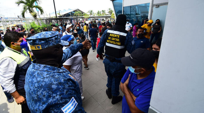 Agentes de control metropolitano de Guayaquil controlan que se cumplan los aforos en distintos establecimientos de la ciudad. Foto: Enrique Pesantes/ EL COMERCIO