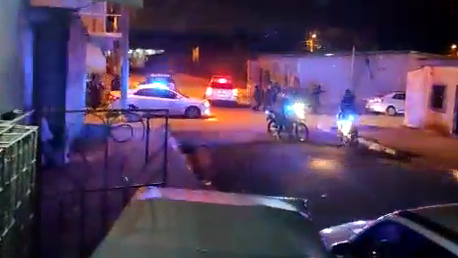 Gran cantidad de policías se enfrentaron con miembros de bandas del Guasmo la noche del miércoles 26 de enero. Foto: Captura de Video
