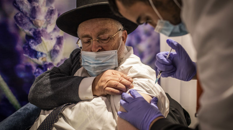 Israel inició la campaña de vacunación con la cuarta dosis a pacientes inmunodeprimidos y también instó a adultos mayores de 60 años y trabajadores sanitarios a colocarse el fármaco por la variante Ómicron. Foto: DPA