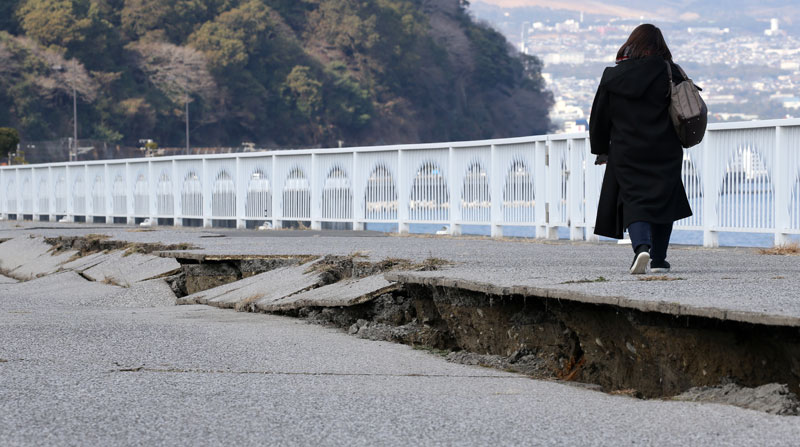 En Oita, Japón, el piso se fracturó por el fuerte sismo que se registró el 22 de enero del 2022. Foto: EFE