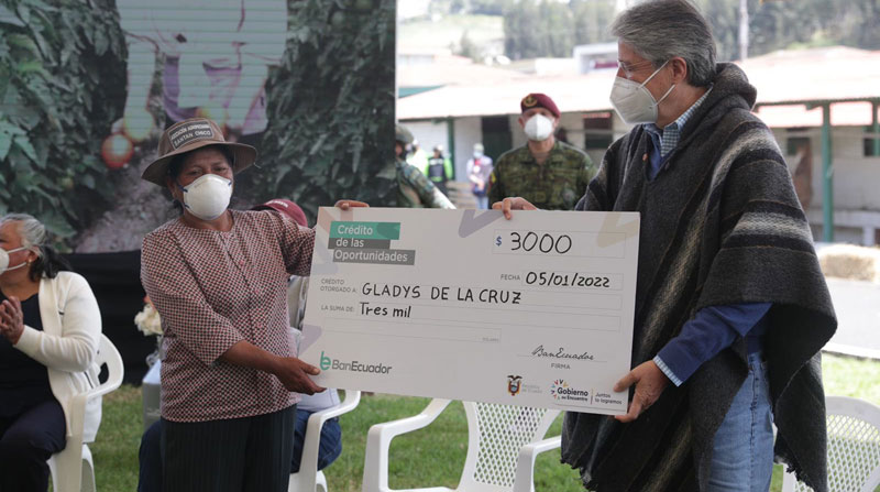 El Presidente entregó los créditos al 1% de interés a 8 personas en Latacunga. Foto: Twitter Guillermo Lasso