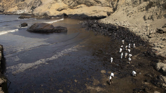 La zona afectada por el derrame del petróleo es de  aproximadamente 50 kilómetros de costa peruana. Foto: EFE