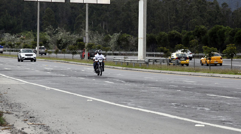 En Quito, la medida restrictiva Pico y placa debe ser acatada por los conductores de vehículos particulares, motos y taxis. Foto: Patricio Terán/ EL COMERCIO