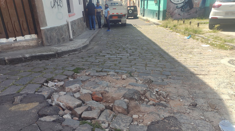 Los adoquines de la calle Manosalvas, en La Tola, están removidos. Los conductores hablan del peligro que eso representa. Foto: Ivonne Mantilla / EL COMERCIO