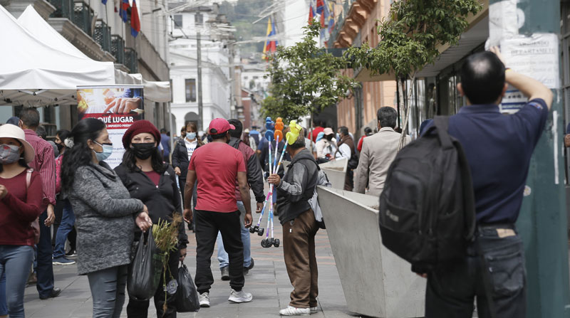 Las personas deben cumplir las resoluciones emitidas por el Municipio de Quito, ante la declaratoria de alerta roja por los contagios del covid-19. Foto: Diego Pallero/ EL COMERCIO