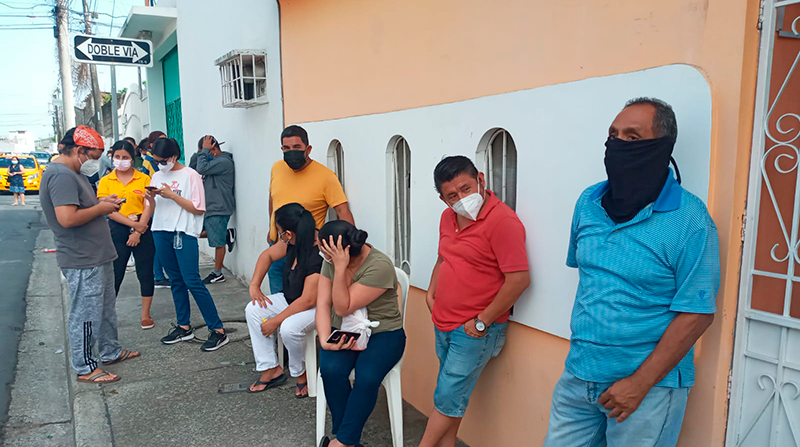 Pacientes con síntomas respiratorios asisten a una brigada de salud municipal en Los Vergeles, al norte de Guayaquil, en busca de diagnóstico de covid-19. Foto: Alexander García/ EL COMERCIO