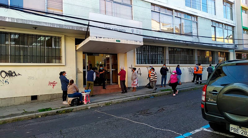 El viernes, personas hacían fila en el Centro de Salud de San Juan Quito para recibir la vacuna contra el covid-19. Foto: EL COMERCIO