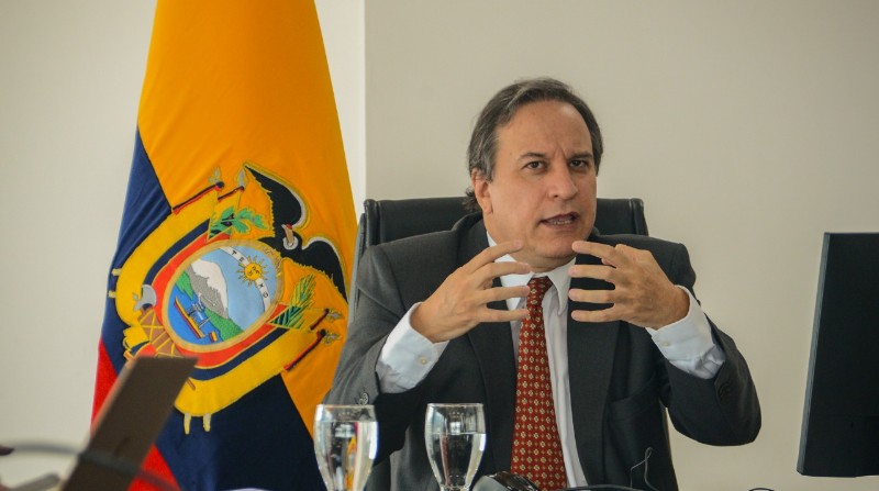 El ministro de Economía y Finanzas, Simón Cueva, habló de la situación económica del país al cierre del 2021 y las perspectivas para este año. Foto: MEF