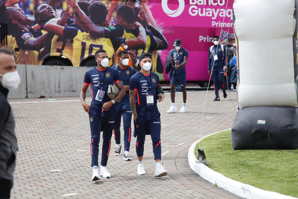 Jugadores de Ecuador cuando llegaron al estadio Rodrigo Paz para medir a Brasil. Foto: Patricio Terán/El Comercio