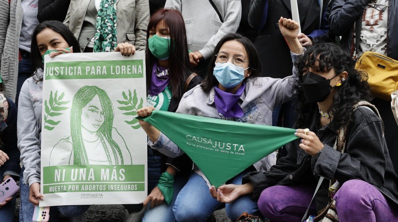 Integrantes del movimiento feminista 'Causa Justa' protestan frente a la Corte Suprema de Justicia, este jueves en Bogotá (Colombia). Foto: EFE/Mauricio Dueñas Castañeda