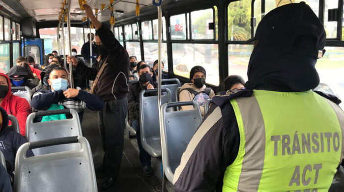 Agentes de la AMT controlan dentro de los buses que se cumpla el aforo en las unidades, para evitar los contagios de covid-19. Foto: Diego Pallero/ EL COMERCIO