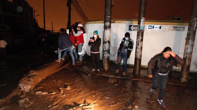 Debido a las fuertes lluvias se produjo un aluvión en el sector de La Gasca en Quito. Foto: Patricio Terán / El Comercio