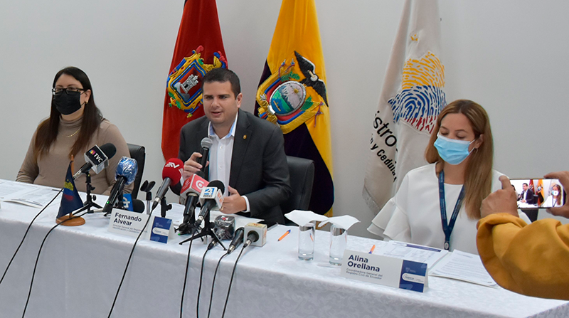 Fernando Alvear, director del Registro Civil, adoptó la medida " como apoyo a las medidas dispuestas por el COE". Foto: Twitter @Fmalvear8