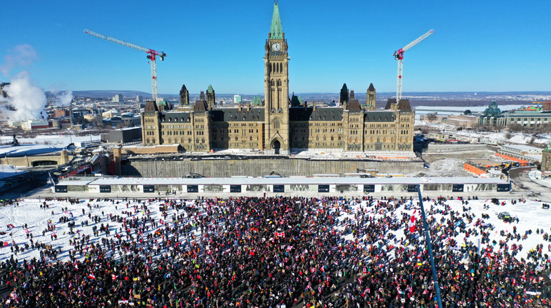 El movimiento antivacunas se reunió para protestar contra las medidas sanitarias en Ottawa. Foto: EFE