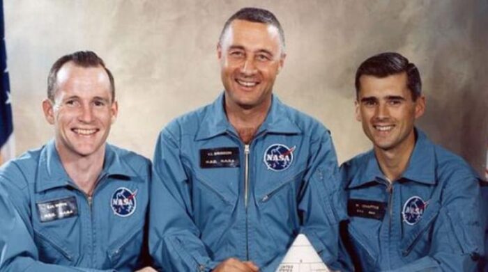 Los tripulantes del Apolo 1: el piloto de mando Virgil Ivan ‘Gus’ Grissom (c), el piloto senior Edward H. White II (i) y el piloto Roger B. Chaffee. Foto: NASA