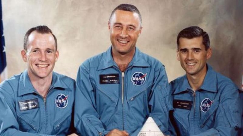 Los tripulantes del Apolo 1: el piloto de mando Virgil Ivan ‘Gus’ Grissom (c), el piloto senior Edward H. White II (i) y el piloto Roger B. Chaffee. Foto: NASA