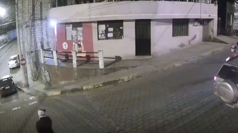 El hombre armado se paró en la intersección de unas calles en Chilibulo y efectuó los disparos. Foto: Captura de pantalla