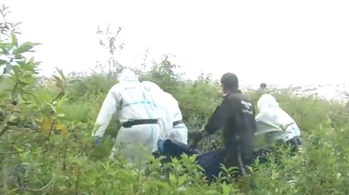 Agentes de la Dinased levantaron el cadáver de la mujer en un bosque del sector Carretas, norte de Quito. Foto: Captura de pantalla