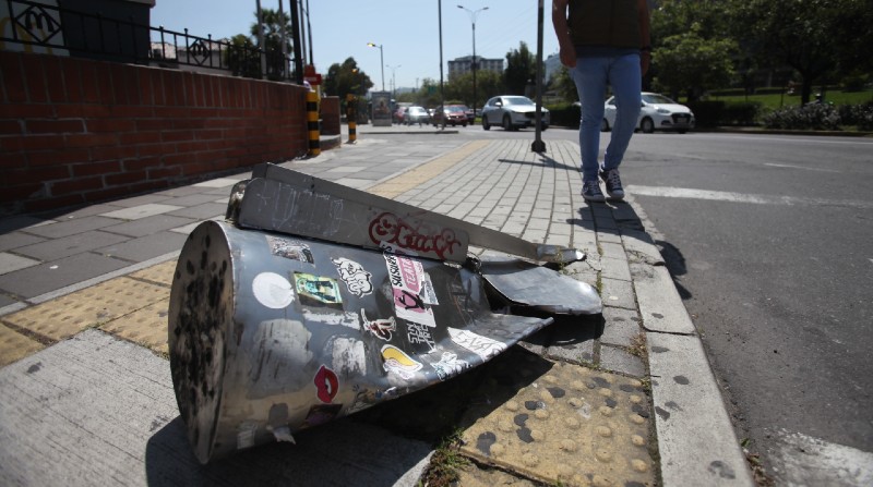 Un basurero público está destrozado en las avenidas 6 de Diciembre y Patria, en plena zona comercial de La Mariscal, en el centro norte de Quito. Foto: Julio estrella / El Comercio