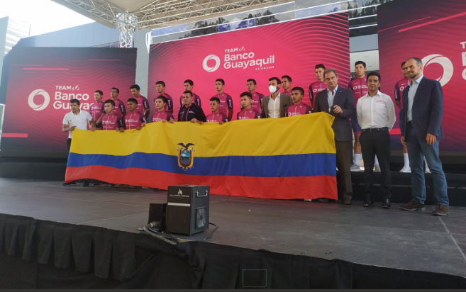Richard Carapaz (izq.), estuvo en la presentación del Team Banco de Guayaquil el 12 de enero del 2022. Foto: David Cevallos / EL COMERCIO