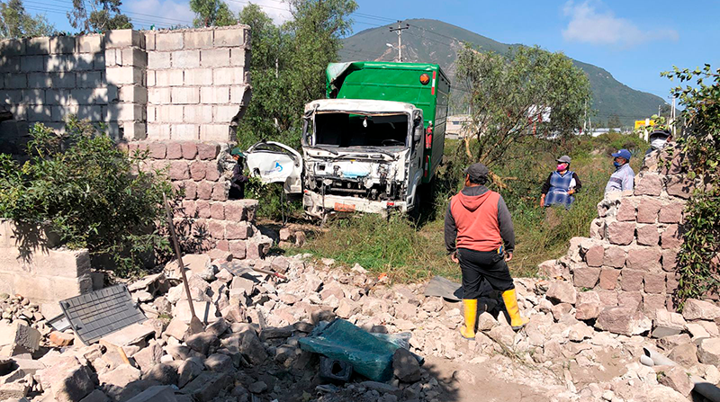 El camión destrozó el muro de contención de una vivienda. El conductor contó que el siniestro se produjo por esquivar a otro camión mal estacionado. Foto: Diego Pallero / EL COMERCIO