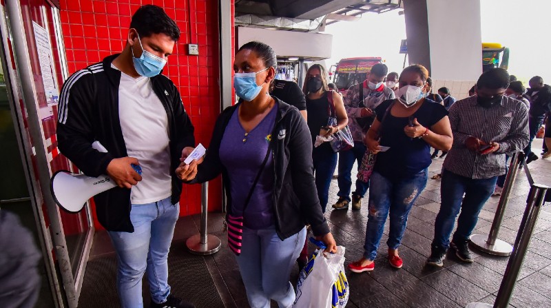 La Alcaldía anunció controles en la terminal terrestre de Guayaquil. En las puertas de ingreso se pide el certificado de vacunación. Foto: Enrique Pesantes / El Comercio