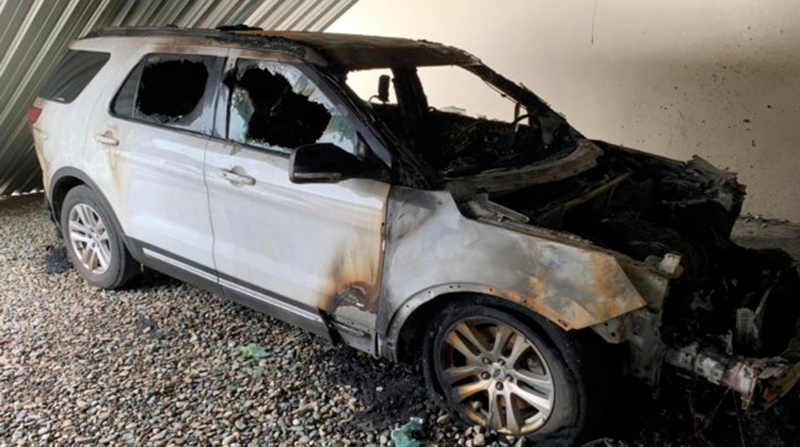 El vehículo del alcalde de Naranjal, Luigi Rivera, quedó incinerado tras el atentado. Foto: Cortesía