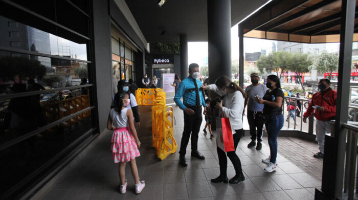 Las personas deben presentar el certificado de vacunación para ingresar a los centros comerciales en Quito. Foto: Julio Estrella/ EL COMERCIO