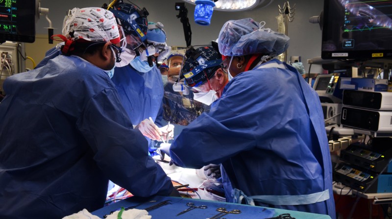Equipo de cirujanos de la Universidad de Maryland realizando el trasplante de corazón. Foto: Cuenta oficial de Twitter @UMMC
