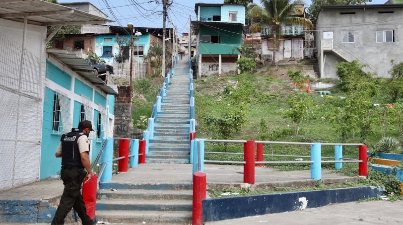 Un policía de Las Cabras, en el cantón Durán (Guayas), camina. Este cerro tiene 24 accesos, entre caminos, escalinatas y recovecos. Foto: El Comercio