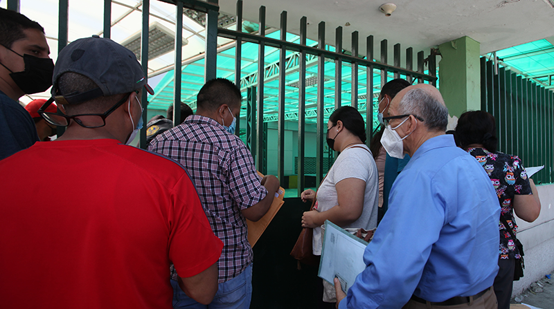 Personas se aglomeraron el 5 de enero del 2022 para validar certificados de descanso médico en el Dispensario del IESS en la Martha Roldos, Guayaquil. Foto: Enrique Pesantes / EL COMERCIO