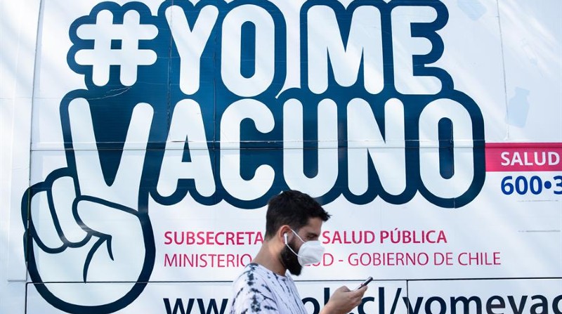 Chile anunció que empezará a aplicar la cuarta dosis de la vacuna contra la covid-19 el próximo lunes 10 de enero de 2021 a las personas inmunodeprimidas. Foto: EFE