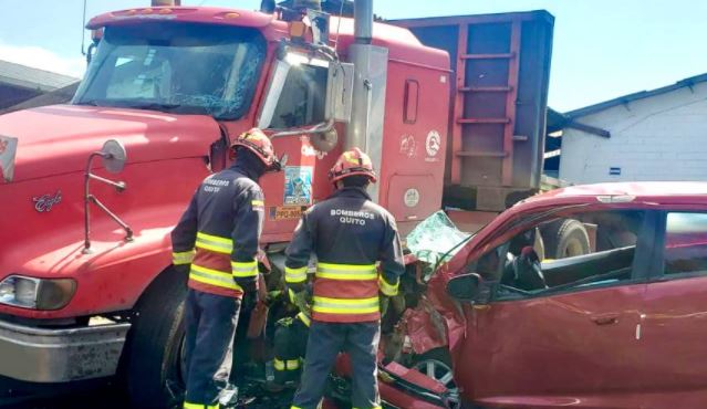 Siniestro de tránsito en la Panamericana Norte, sector San Miguel de Común. Foto: Cuerpo de Bomberos Quito.