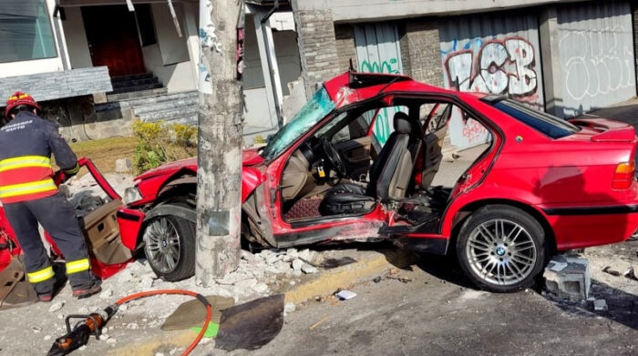 Dos personas quedaron atrapadas en el auto, luego de que el vehículo chocara contra un poste en el sector de El Condado. Foto: Twitter Bomberos Quito